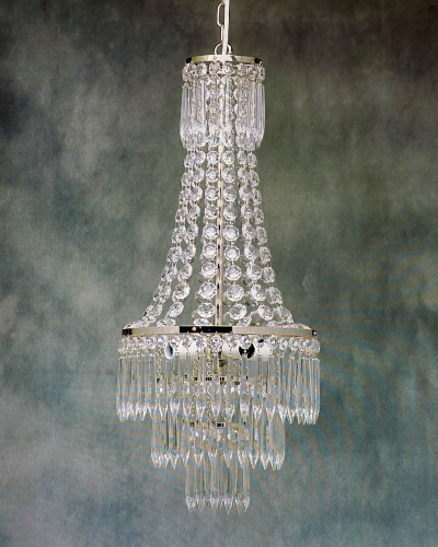 En härlig traditionell glittrande kristallkrona skapar en atmosfär, en taklampa för traditionellt hem.